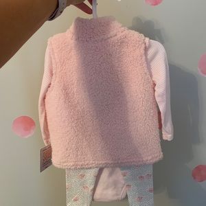 Baby clothing set.